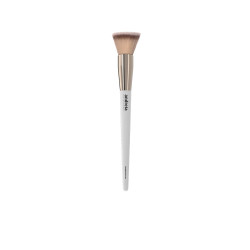 Andreia Brocha para Base Kabuki 101